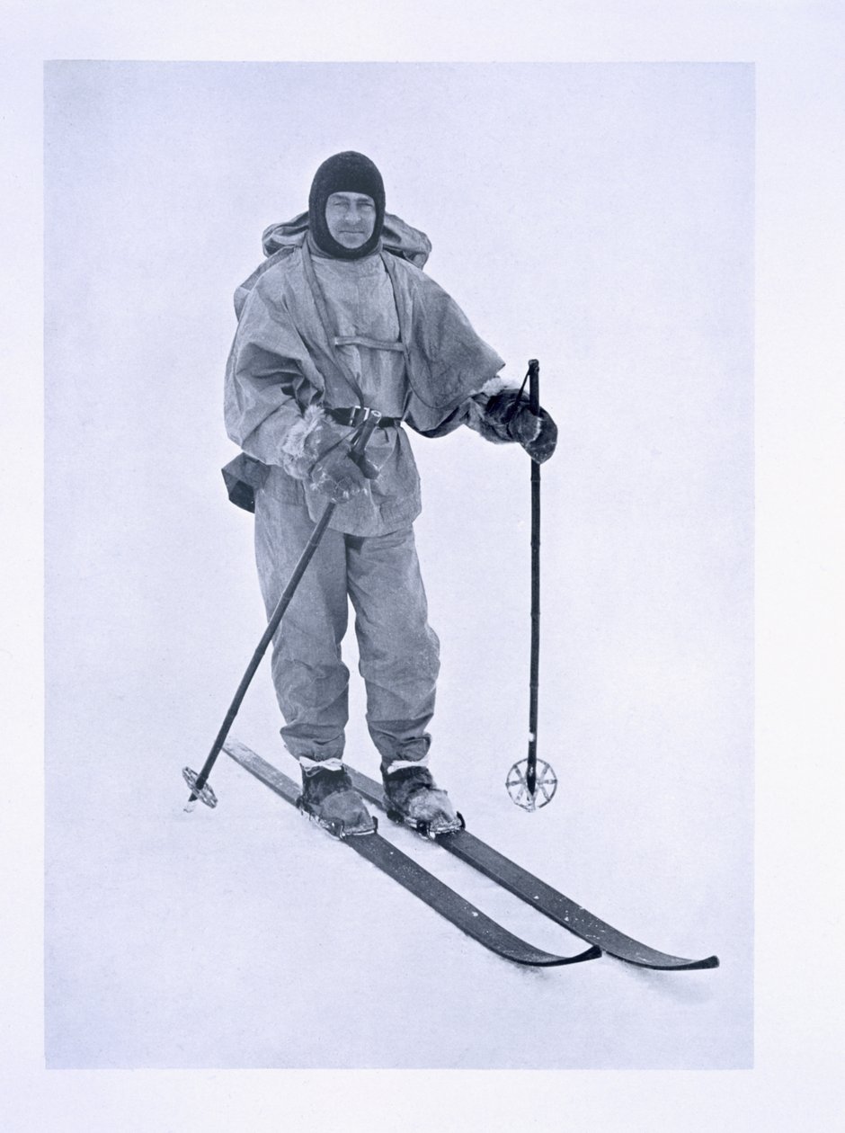 Le capitaine Scott (1868-1912) sur des skis lors de l