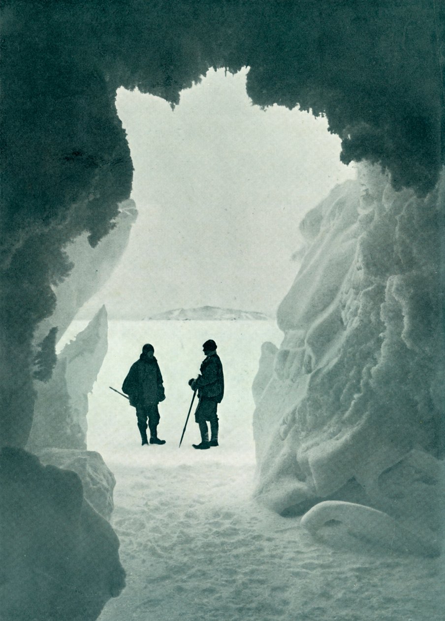 Une grotte de glace - Île de la Tente au loin, Capitaine Scott et Wright, vers 1911, 1913 - Herbert Ponting