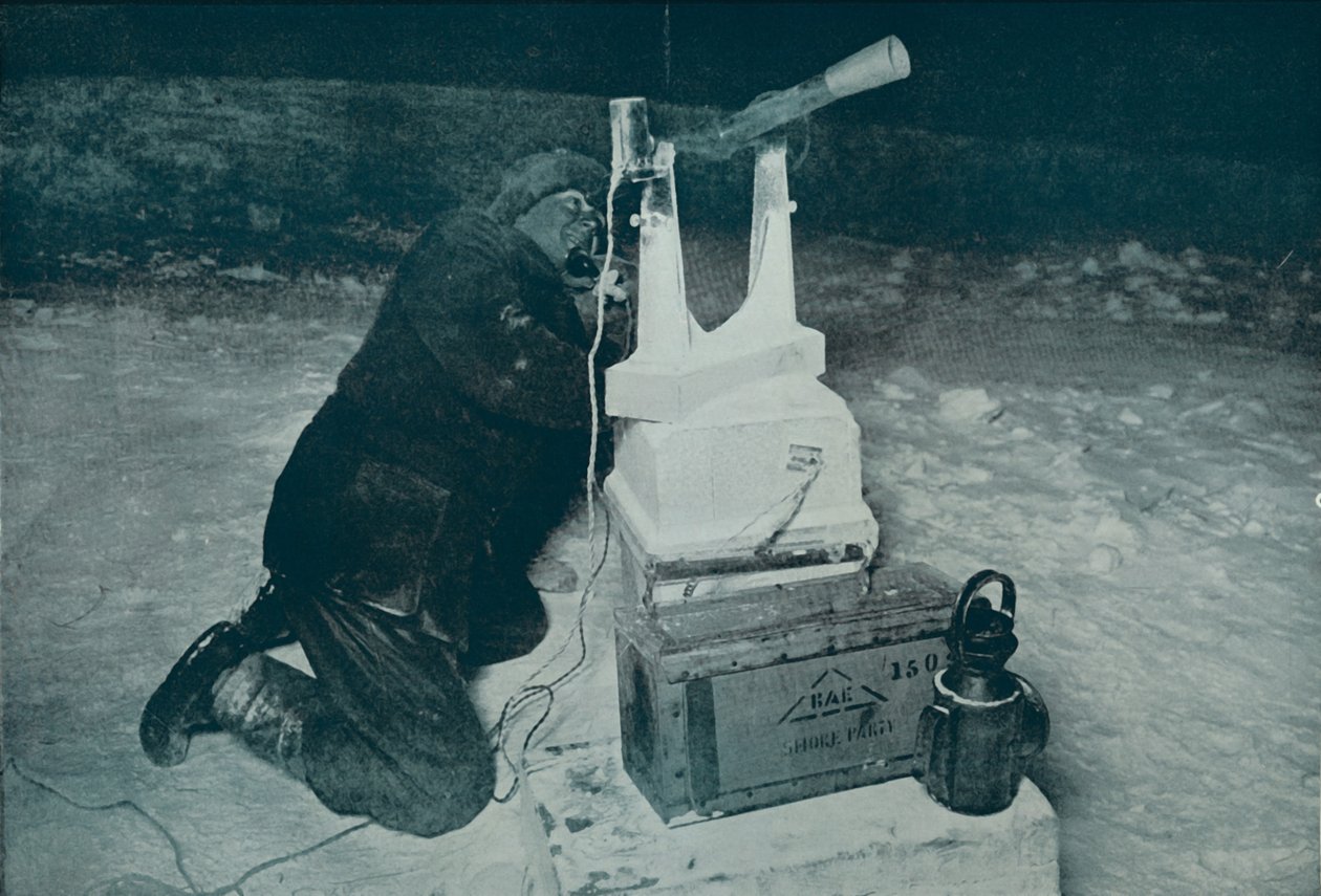 C. S. Wright faisant une observation avec le transit, 8 août 1911, 1913 - Herbert Ponting