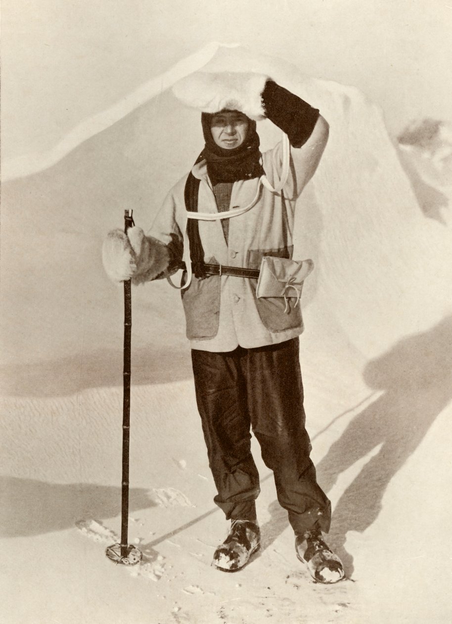 Le capitaine Scott portant le portefeuille dans lequel il transportait ses journaux de traîneau, vers 1910-1911, 1913 - Herbert Ponting