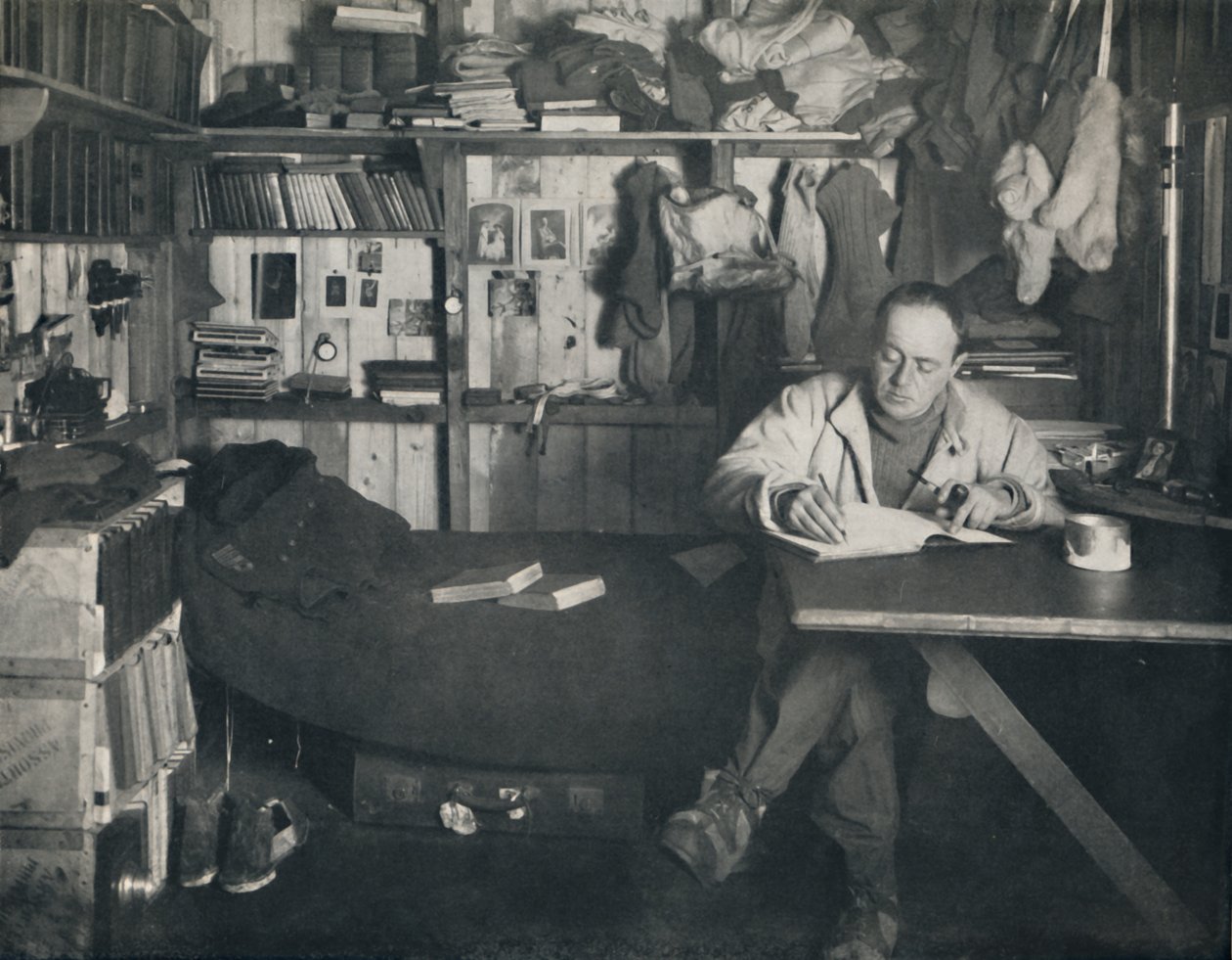 Le capitaine Scott écrivant son journal dans la hutte au cap Evans, vers 1911, 1914 - Herbert Ponting