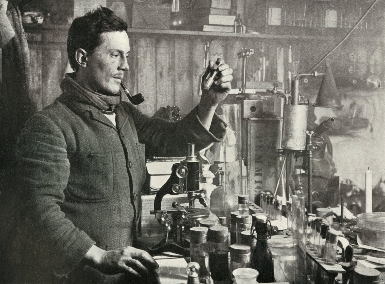 Dr. Atkinson dans son laboratoire, 15 septembre 1911, 1913 - Herbert Ponting