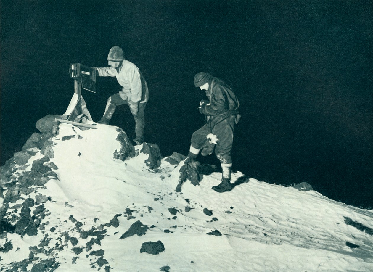 Dr. Wilson et le lieutenant Bowers lisant le thermomètre de la rampe, vers 1911 - Herbert Ponting