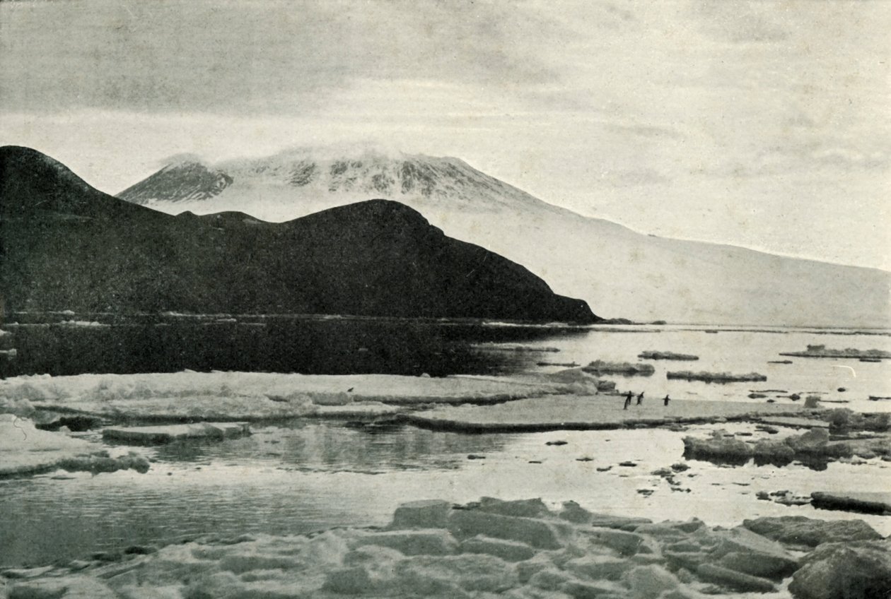 Entrée dans le détroit de McMurdo - Cap Bird et mont Erebus, vers 1910-1913, 1913 - Herbert Ponting