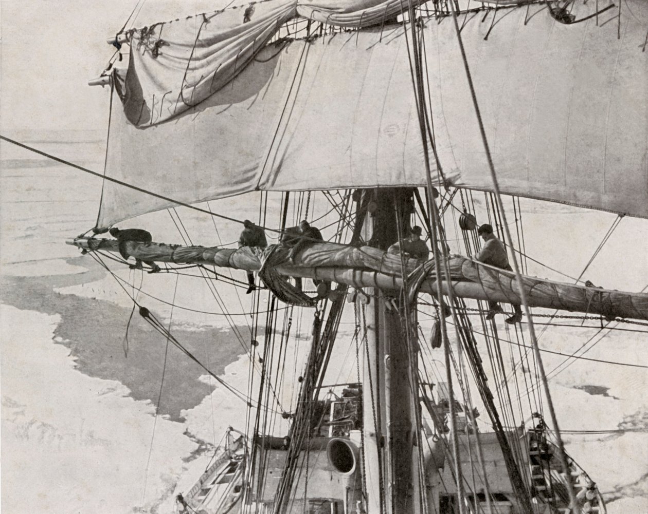 Furling Sail in the Pack, vers 1910-1913 - Herbert Ponting