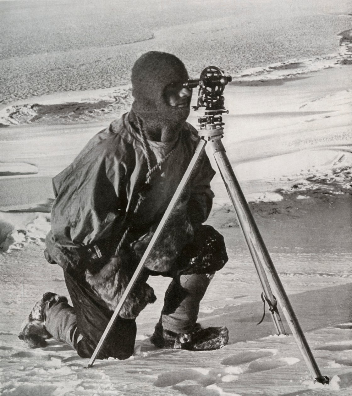 Lieut. E. R. G. R. Evans en train de relever avec le théodolite de quatre pouces, octobre 1911, 1913 - Herbert Ponting