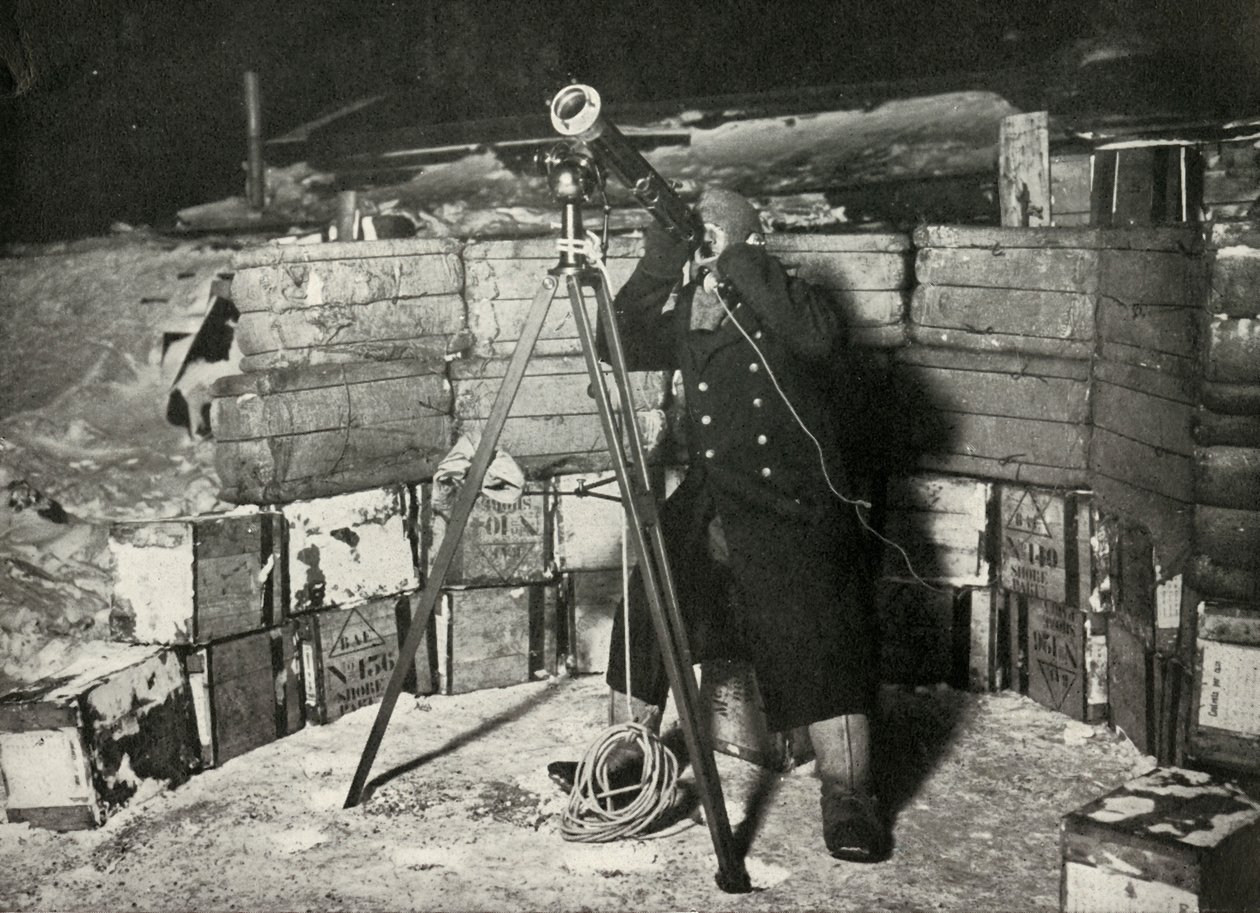 Lieut. Evans observant une occultation de Jupiter, 8 juin 1911 - Herbert Ponting