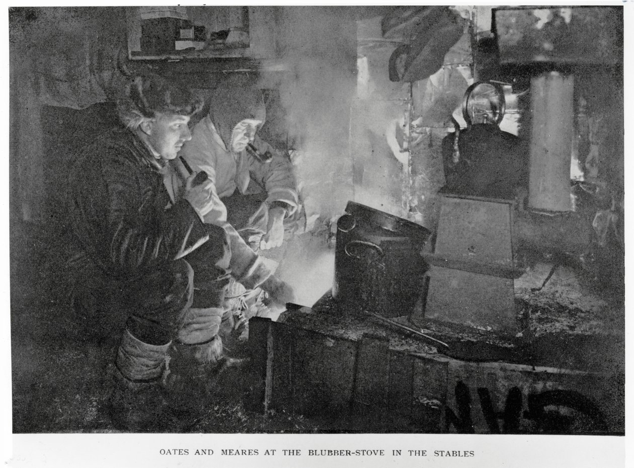 Oates et Meares au poêle à graisse dans les écuries, 1911 - Herbert Ponting