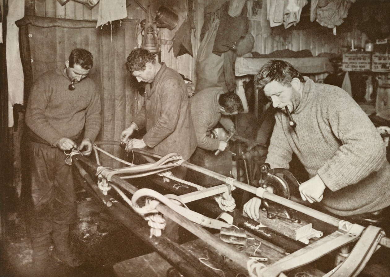 Préparation des traîneaux pour le voyage polaire Crean, Forde, Lashly, P.O. Evans, vers 1911, 1913 - Herbert Ponting