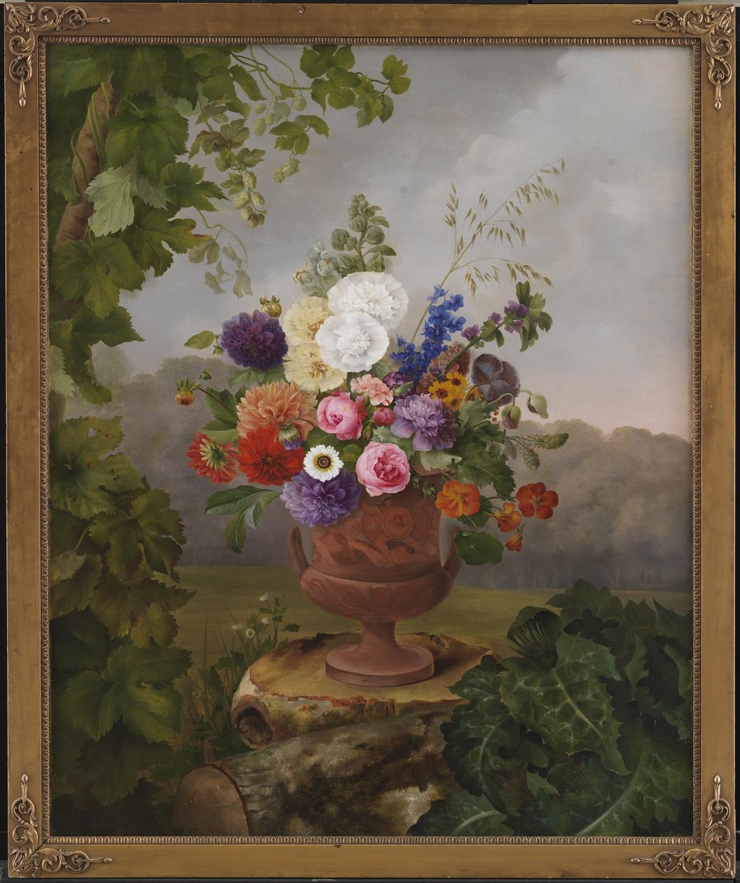 Vase de style grec avec des fleurs, posé sur une souche d