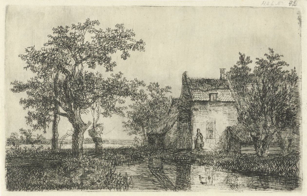 Femme avec un panier devant une maison de ferme au bord de l