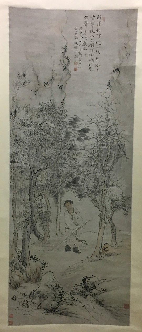 Homme avec un bâton au bord d