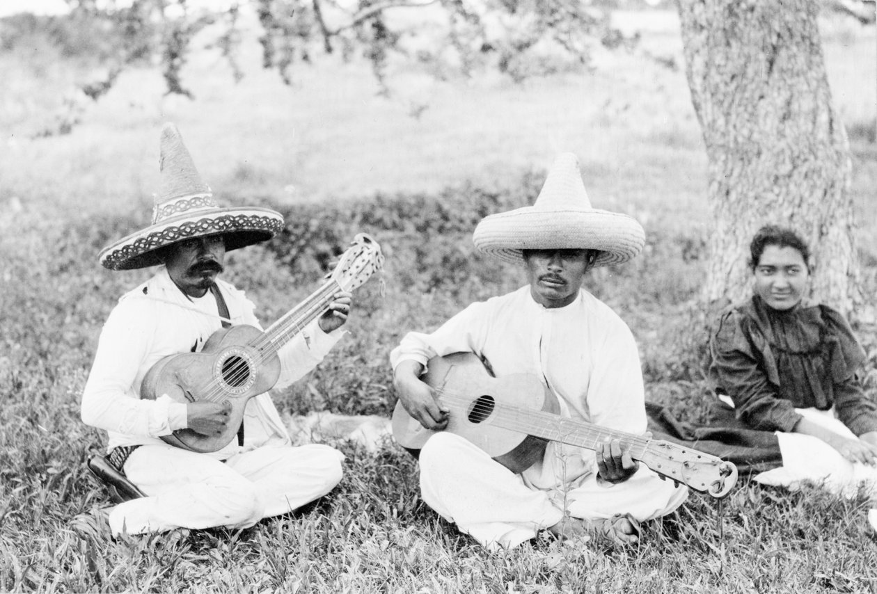 Musiciens mexicains jouant de la guitare, vers 1920 (photo n/b) - Hugo Brehme