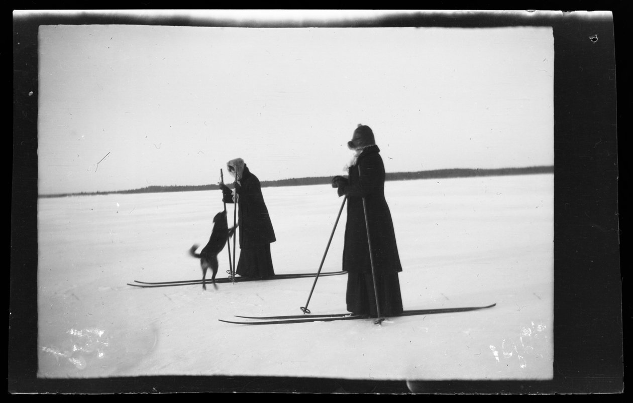 Blenda et Elsa Simberg au ski, ainsi que Balu lors d