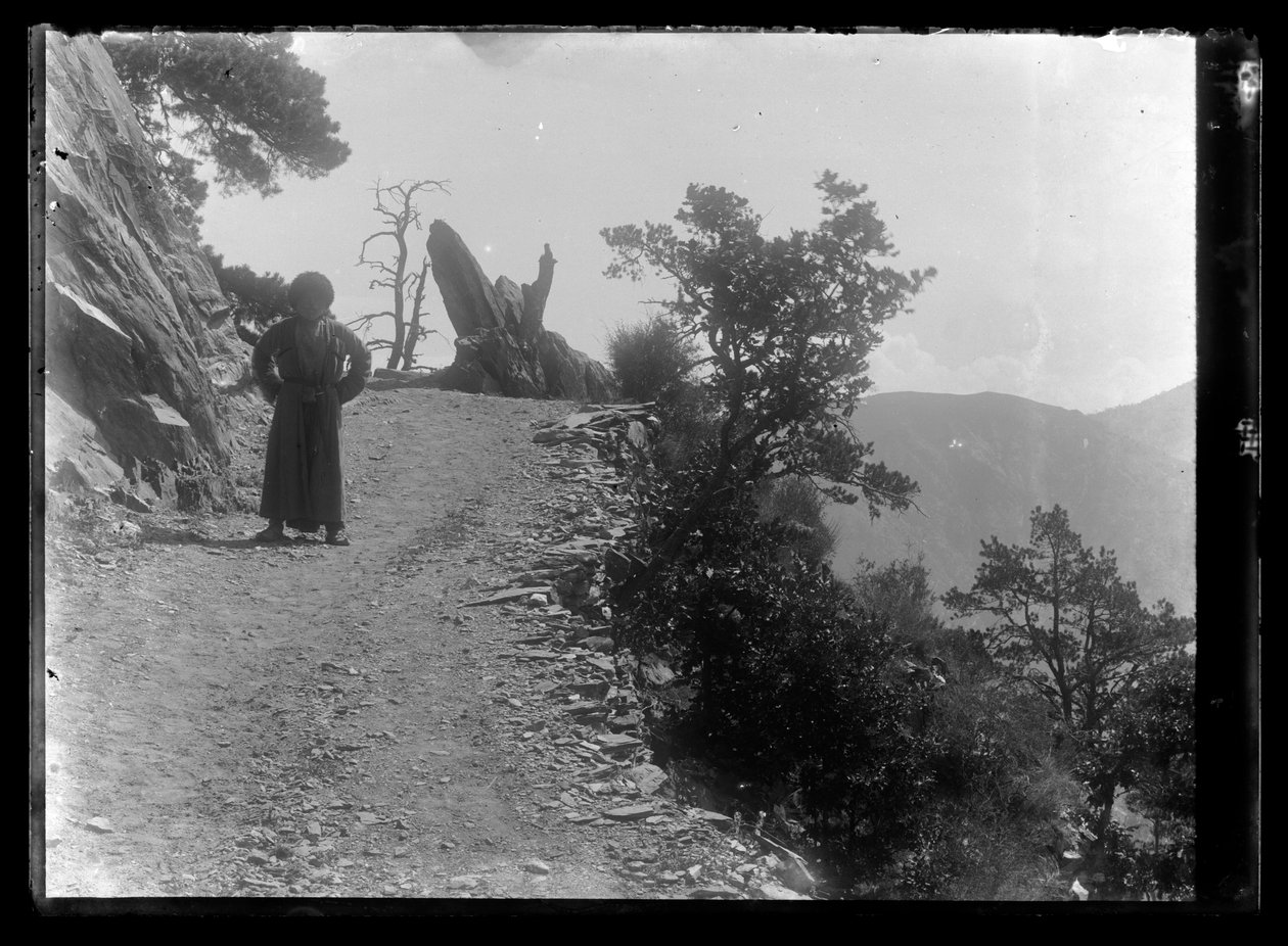 Homme sur la route des montagnes du Caucase - Hugo Simberg
