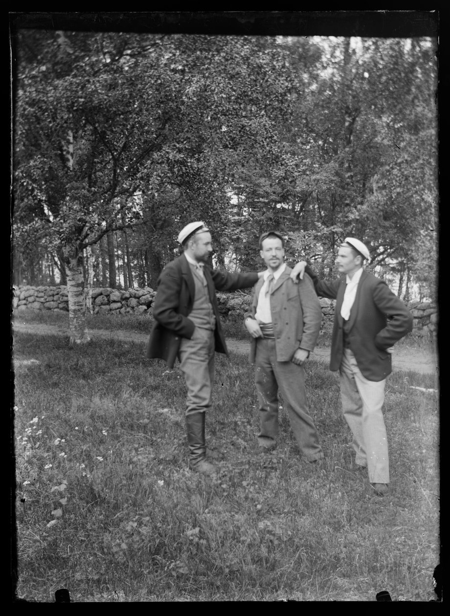 Paul et Hugo Simberg et Einar Relander dans le parc de Niemenlautka - Hugo Simberg