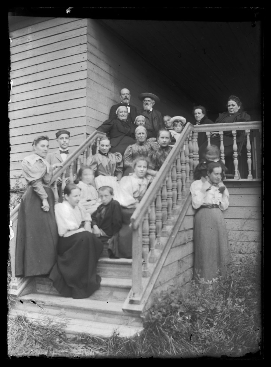 Photo de groupe sur les marches de la Villa Blanche - Hugo Simberg