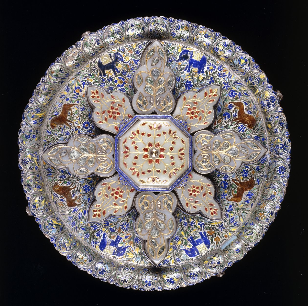 Un plat de confiserie indien en argent et jade incrusté, représentant des lions et des éléphants au milieu d