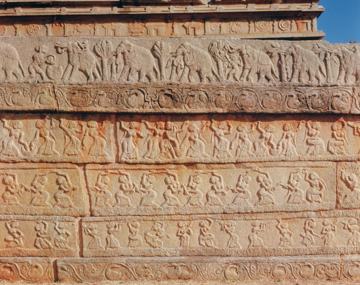 Détail du mur, au Mahanavami Dibba - Indian School