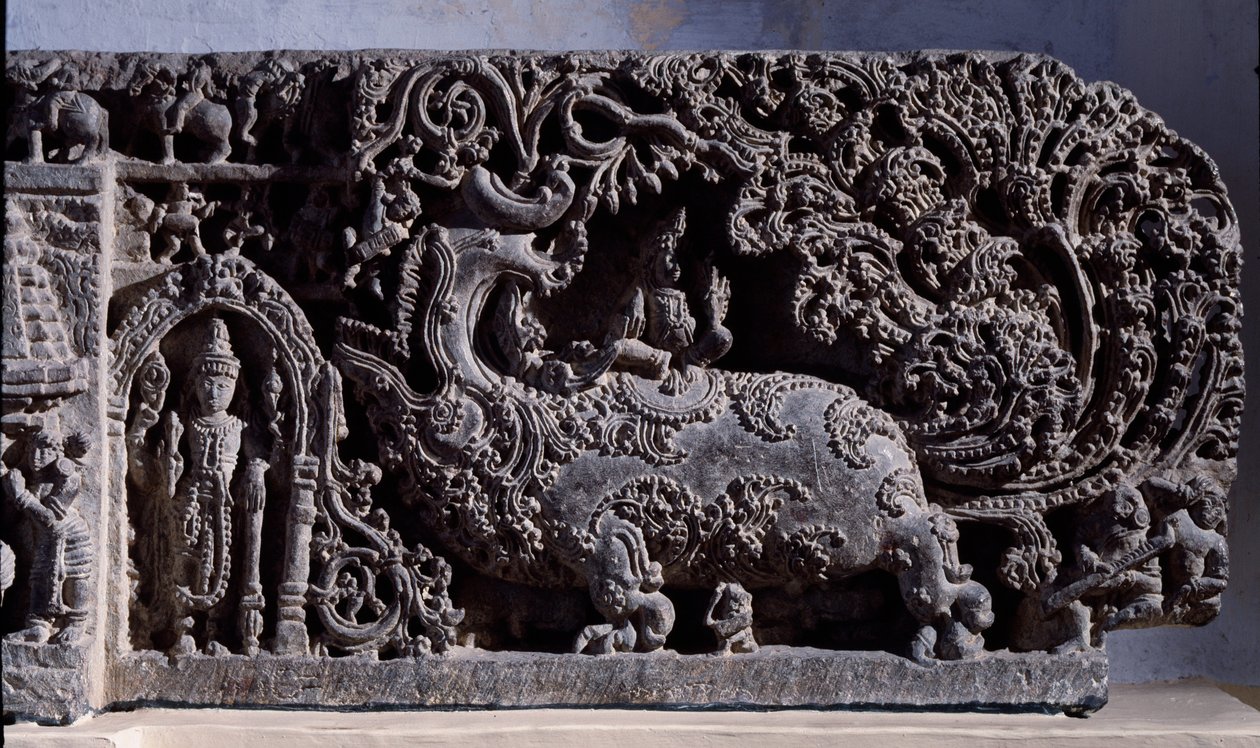 Hindouisme : « Krishna ou Venugopala, maître des vaches à la flûte » Sculpture en pierre noire, partie droite, 12e siècle - Halebidu, Mysore - Musée indien, Calcutta - Indian School