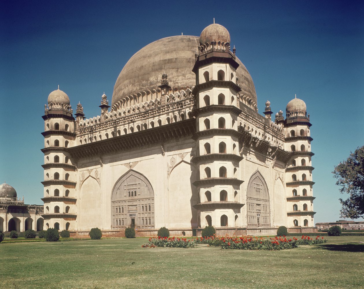 Vue du Gol Gumbaz, mausolée de Mohammed Adil Shah II (1627-57) construit en 1659 - Indian School