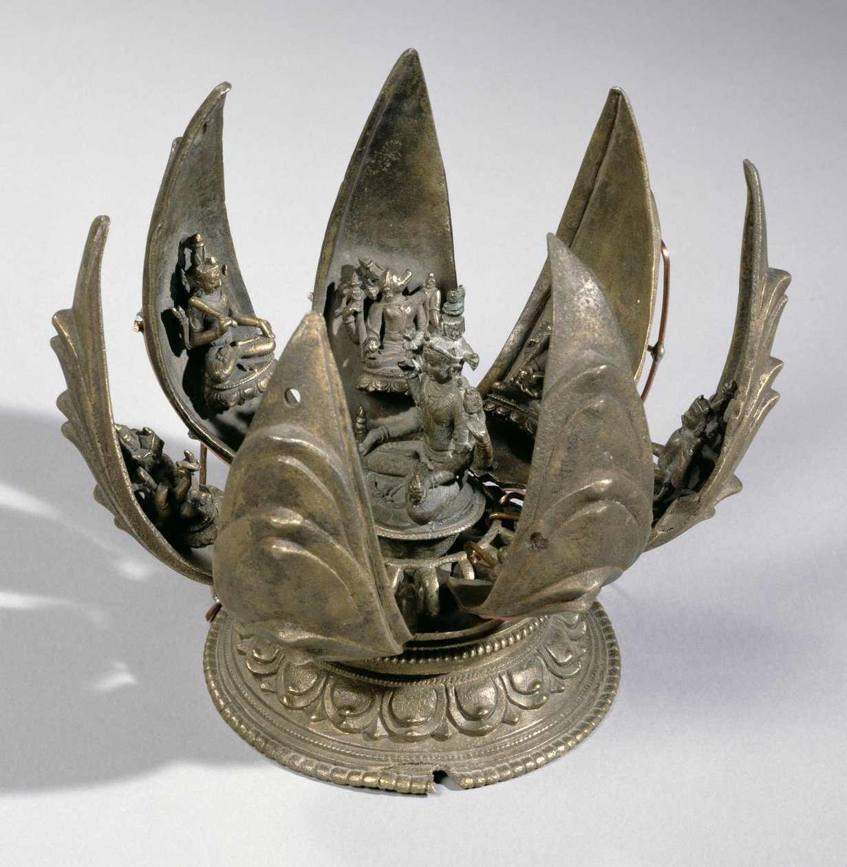 Vishnu avec le lotus entouré de ses incarnations sur les pétales articulés, Inde orientale, vers 1200 - Indian School