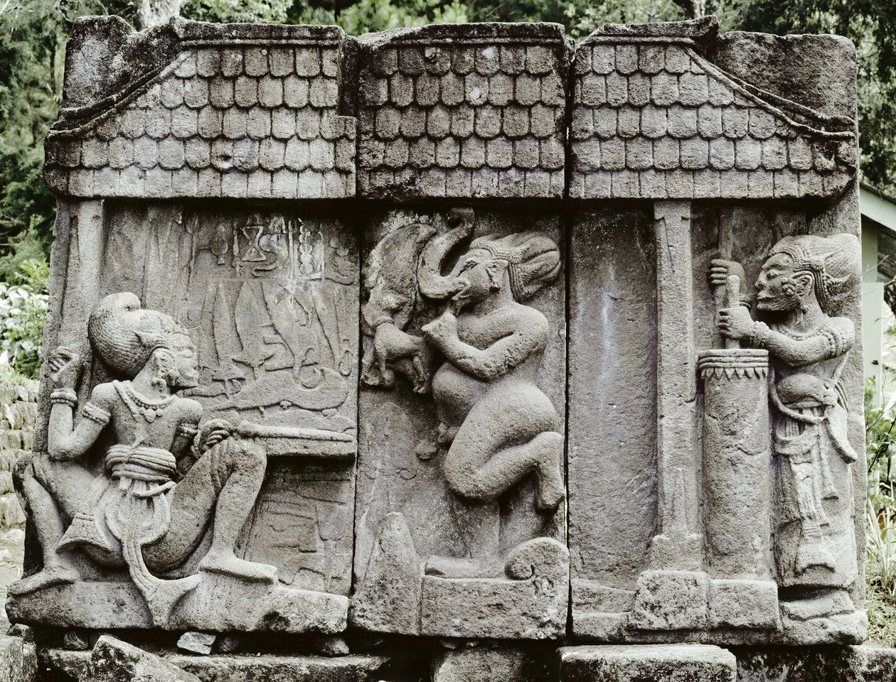 Scène de forgeron (pierre volcanique) - Indonesian School