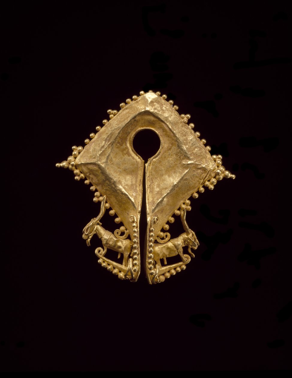Pendentif avec deux chèvres, peuples de l