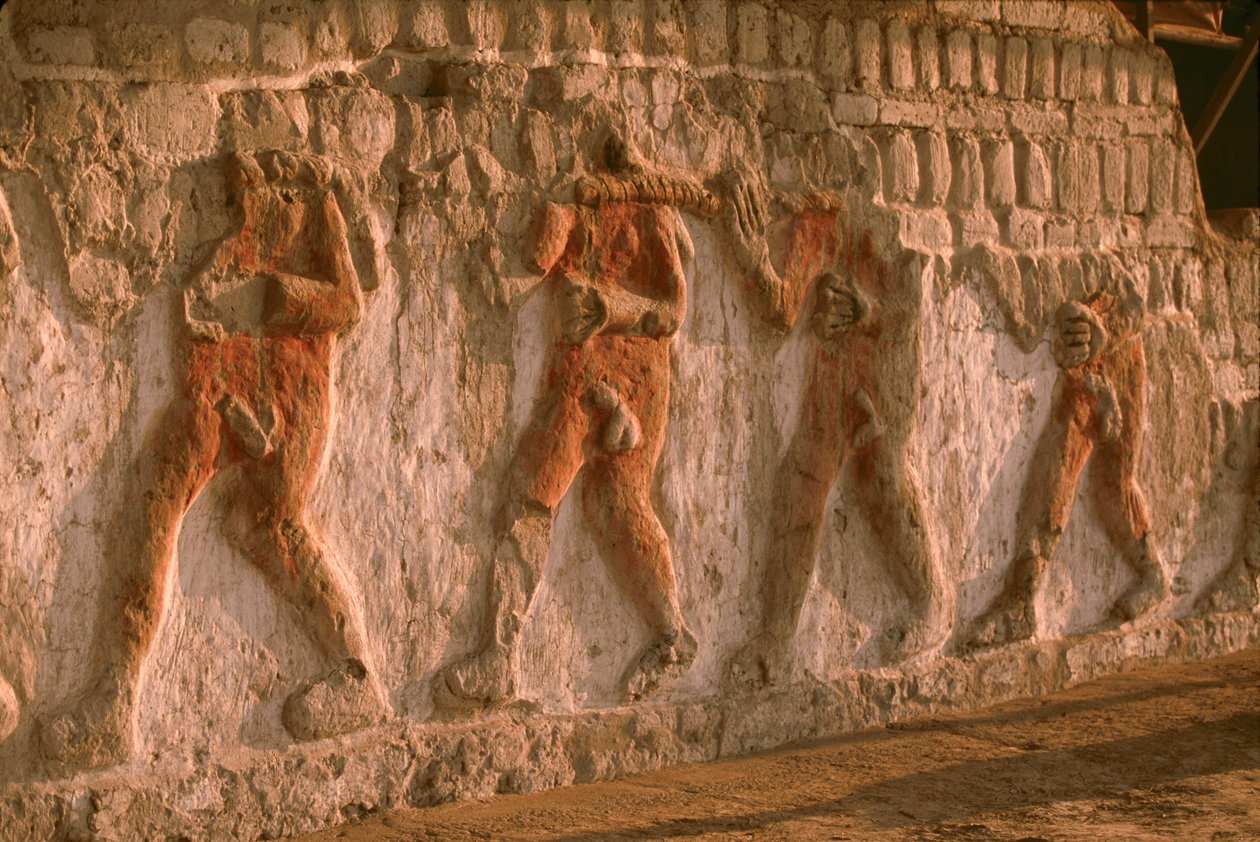 Un frise de prisonniers nus de la culture Moche sur les murs de Huaca Cao Viejo à El Brujo - Ira Block