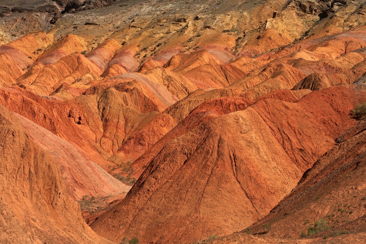 Aux rochers colorés près du campement à Wu Cai Wan dans le désert de Gobi, Xinjiang - Ira Block