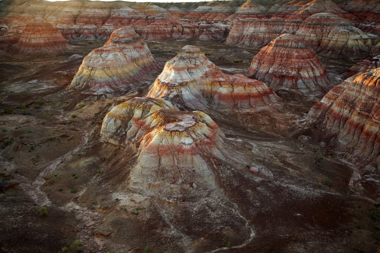 Roches colorées près de Wu Cai Wan dans le désert de Gobi, Xinjiang, Chine occidentale, 2007 (photo) - Ira Block