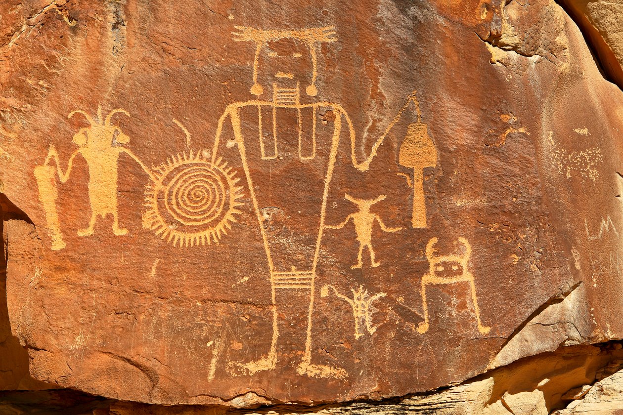 Près de Vernal, UT à McKee Springs, pétroglyphes Fremont montrant des guerriers tenant des têtes de trophées - Ira Block