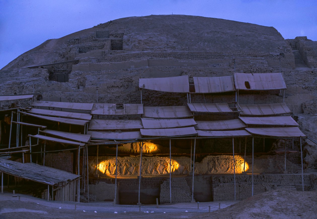 Scène nocturne à El Brujo, un complexe isolé de ruines pyramidales des Moche, 2005 - Ira Block