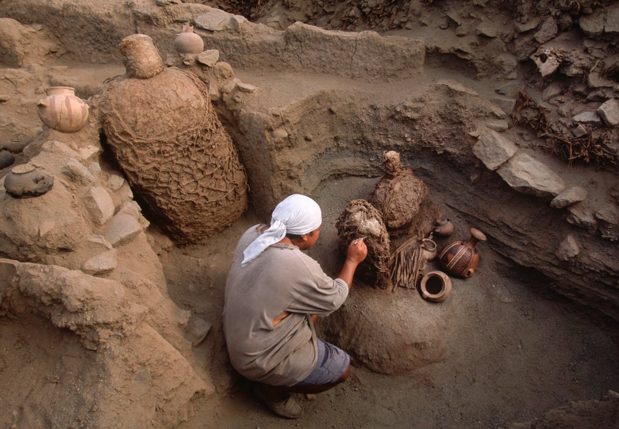 Richard Gomez nettoyant des artefacts nouvellement découverts sur le site de fouilles de l