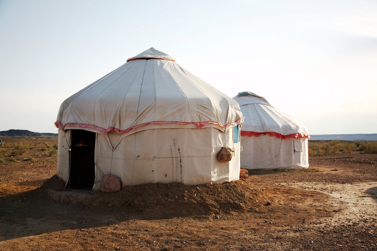 Yourtes aux roches colorées pour les touristes près du campement de Wu Cai Wan dans le désert de Gobi, 2007 - Ira Block