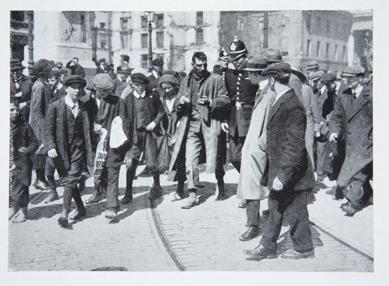 Rue bondée pendant la révolte, tirée de An Illustrated Record of the Sinn Fein Revolt in Dublin, avril 1916 - Irish Photographer