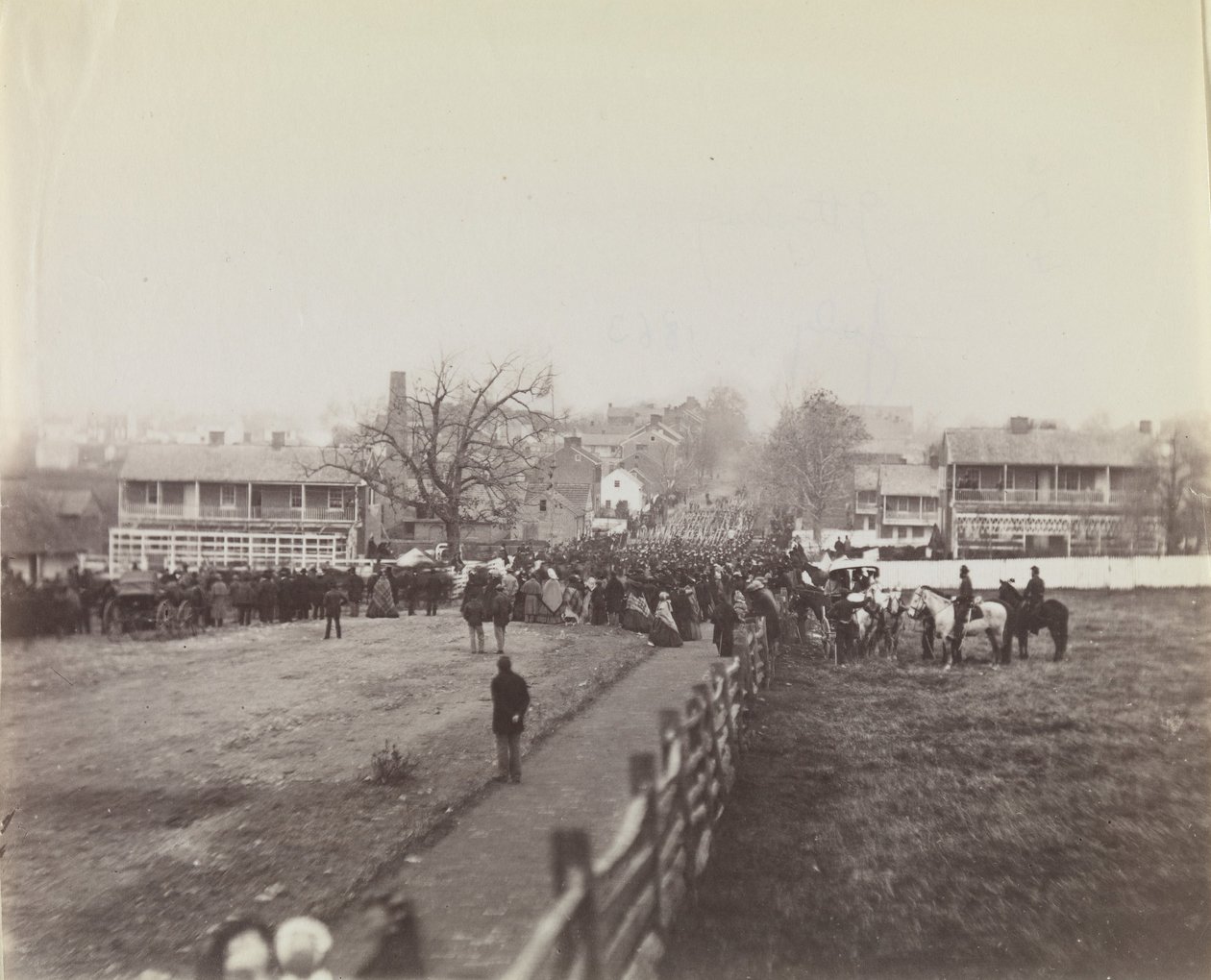 Procession de troupes et de civils en route pour la dédicace du Soldat National... - Isaac G. Tyson