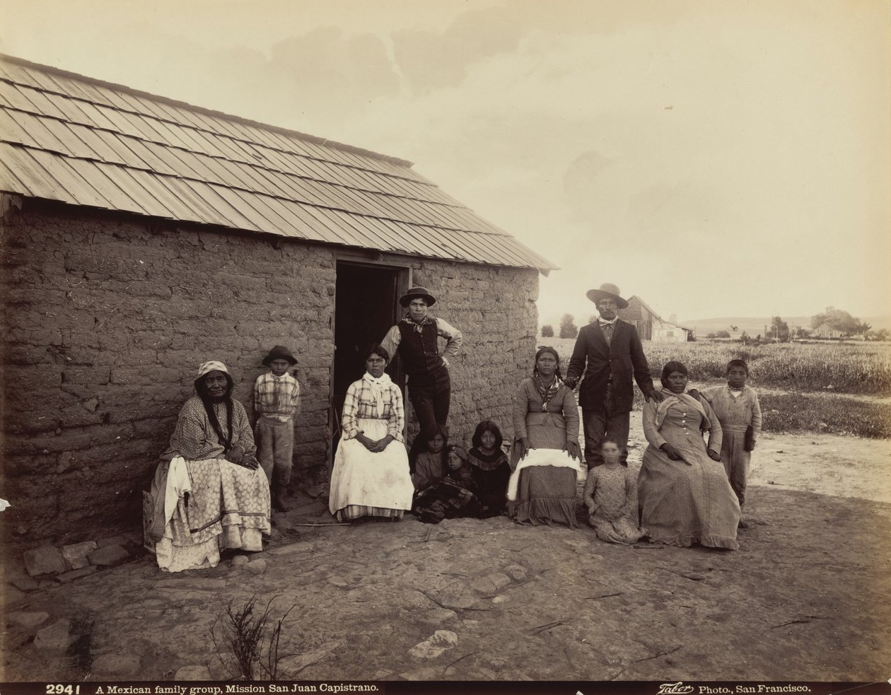 Groupe familial mexicain, Mission San Juan Capistrano, Californie, 1880 (photo) - Isaiah Taber