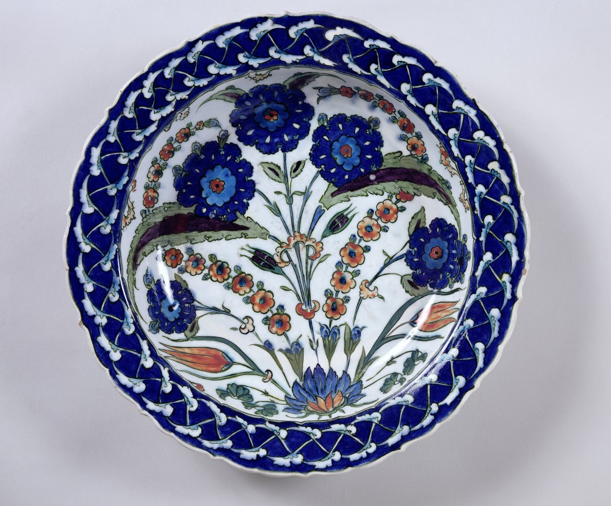 Plat avec une décoration florale, Iznik - Islamic School