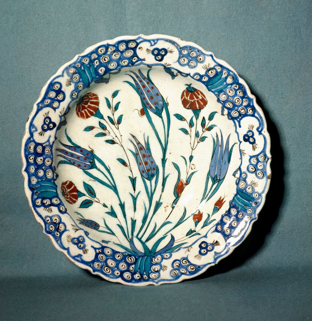 Art islamique : assiette en céramique décorée d