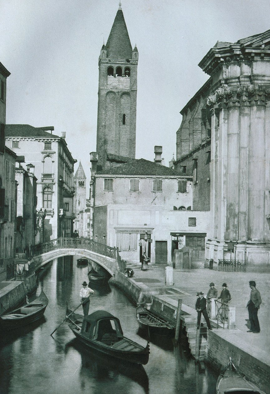 Vue du canal San Barnaba avec le clocher de l