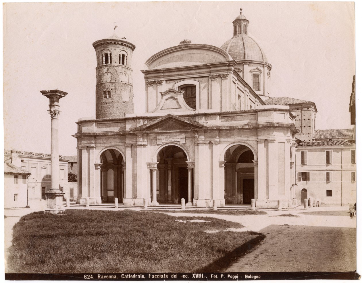Cathédrale de la Résurrection de Notre Seigneur Jésus-Christ, Ravenne, Émilie-Romagne, Italie, photographie de Pietro Poppi, Bologne, vers 1900 - Italian Photographer