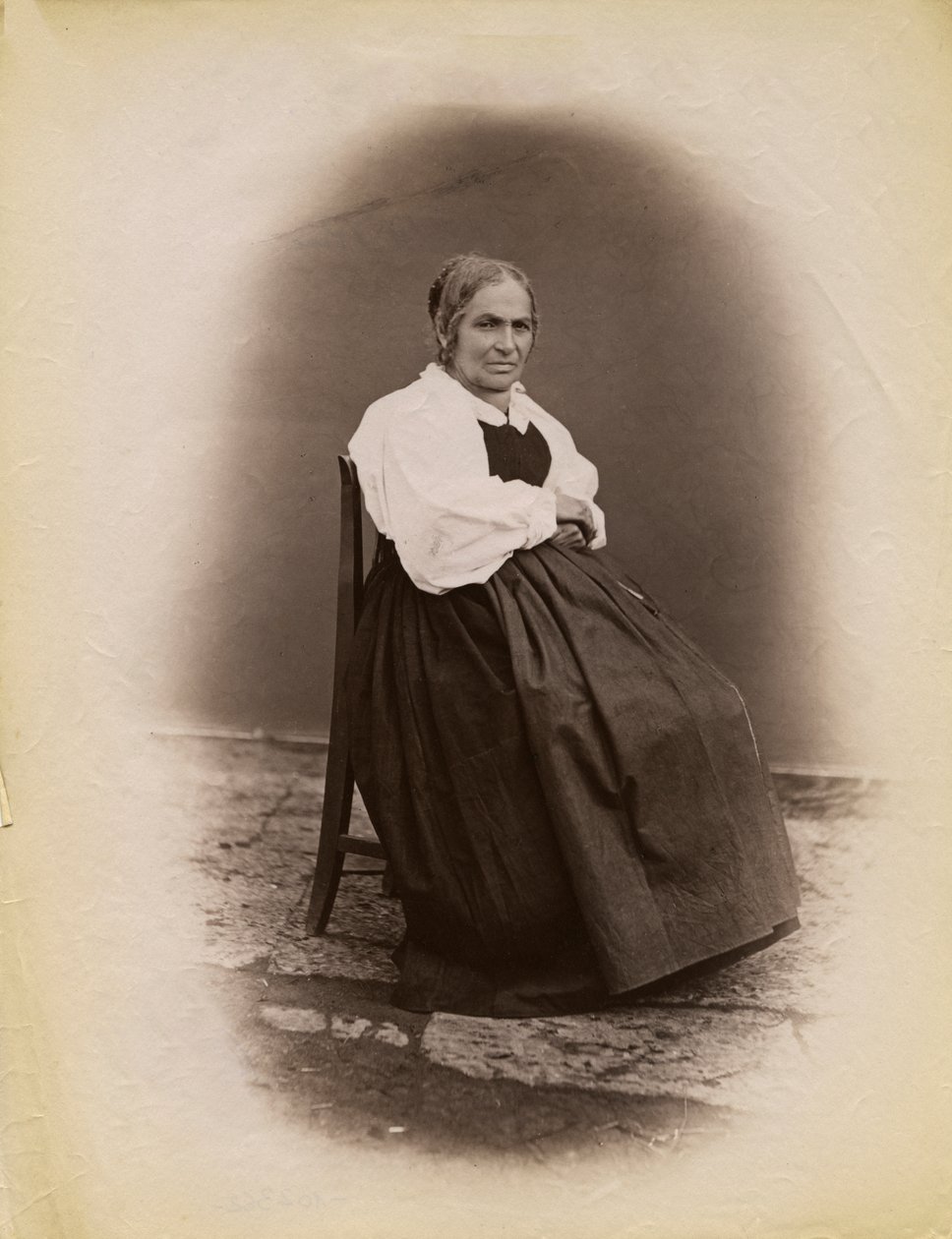 Vieille femme assise sur une chaise, Parre, Lombardie, Italie - Italian Photographer