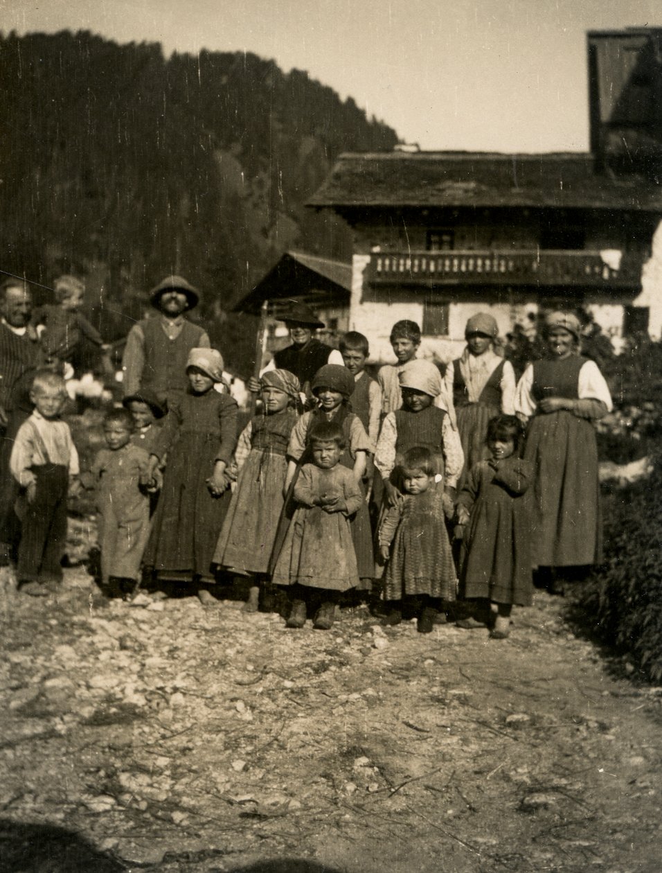 Famille devant une maison, Vallée d