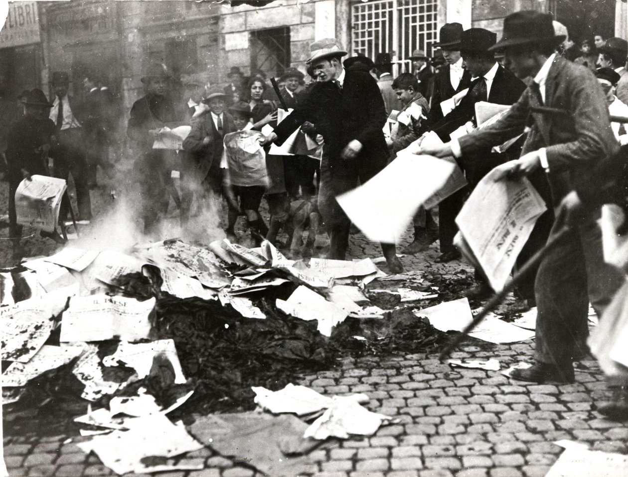 Équipe fasciste brûlant des journaux socialistes « Il Paese » après avoir dévasté le siège - Italian Photographer