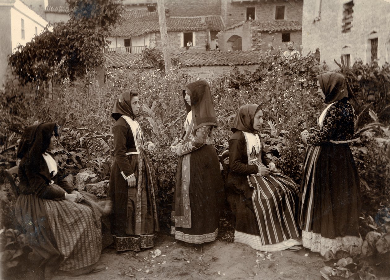 Groupe de femmes portant des costumes traditionnels dans un jardin, Sardaigne, Italie - Italian Photographer