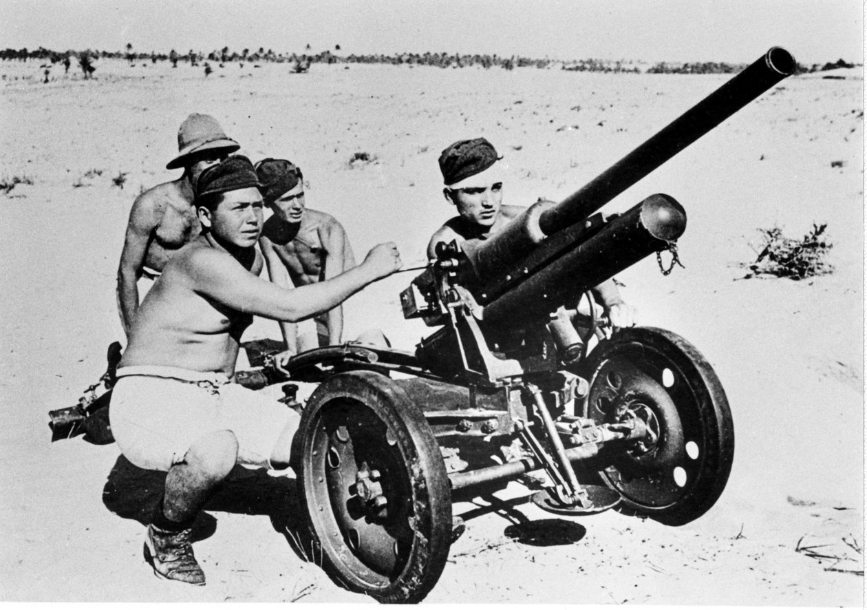 Antichar italien dans le désert libyen. 1941 - Italian Photographer