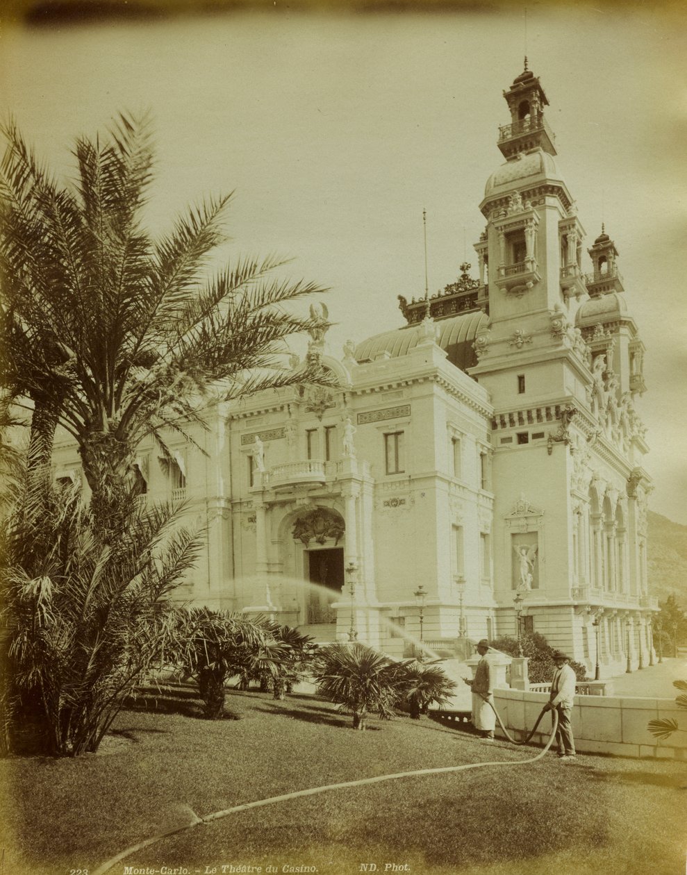 Le théâtre annexé au Casino de Montecarlo. Au premier plan, une vue du jardin orné de palmiers - Italian Photographer