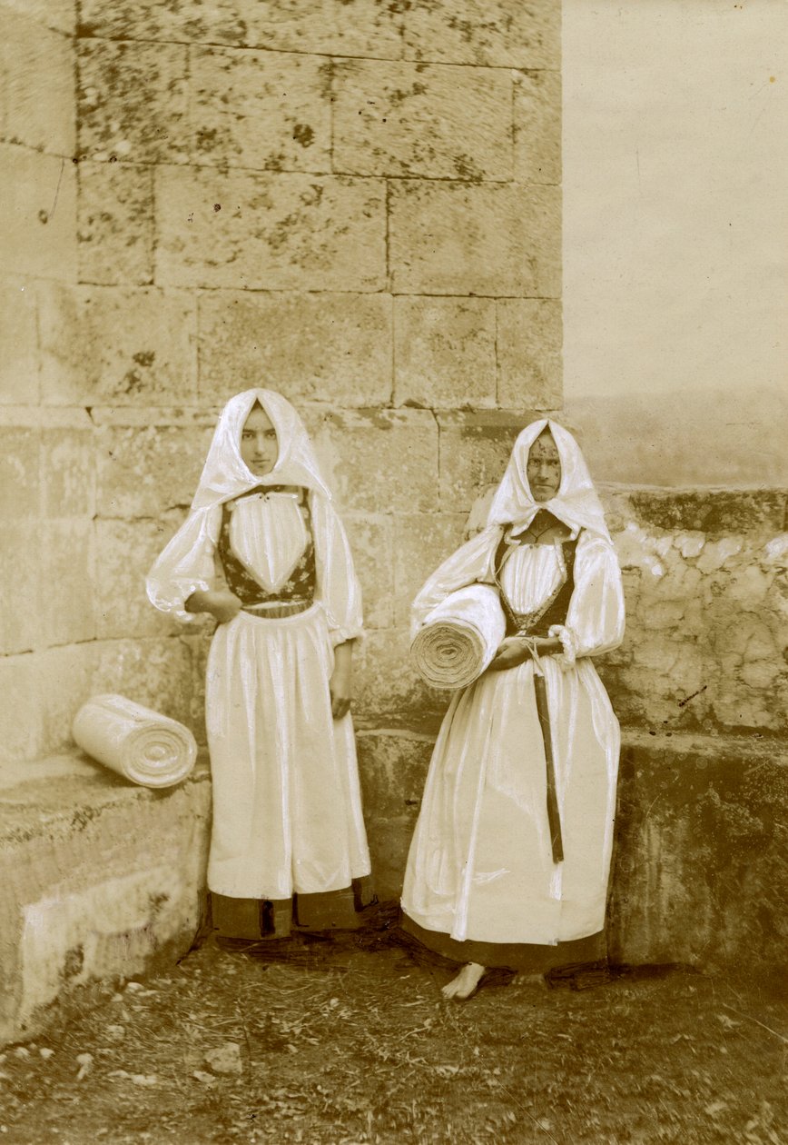 Deux femmes portant des costumes traditionnels, vendeurs d