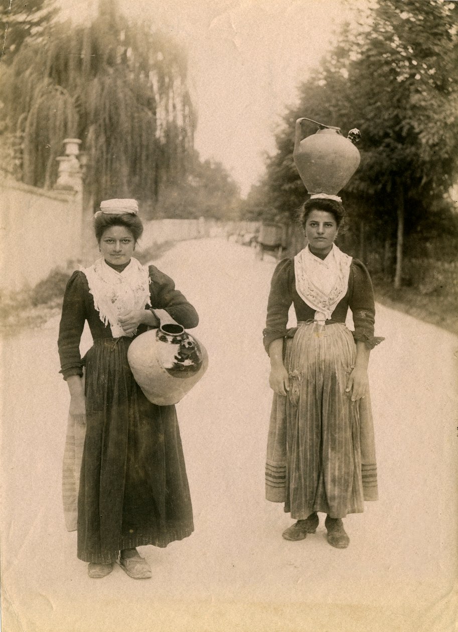 Deux jeunes femmes avec des jarres en terre cuite, Roccaraso, Abruzzes, Italie, vers 1905 - Italian Photographer